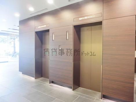 木目調のエレベーター回り