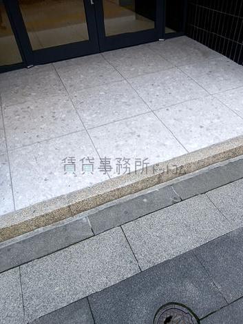正面玄関前　段差