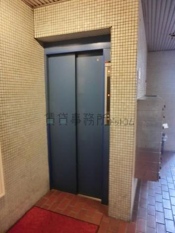 エントランスの奥に進むとエレベーターになります
