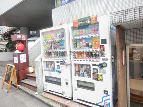敷地内には複数の自動販売機があります