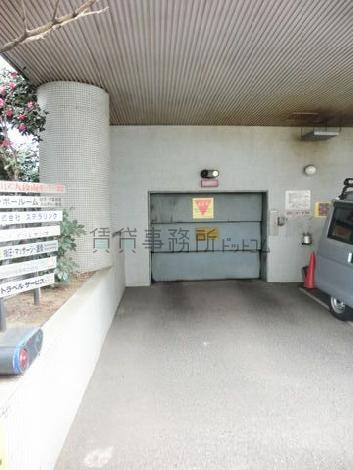 地下はビルトインタイプにの駐車場になっております