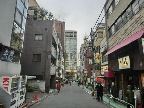 周辺は飲食店が建ち並んでおります