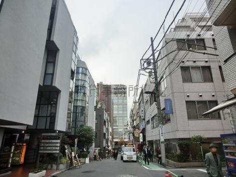 坂を下ると靖国通りです