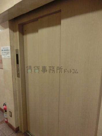エントランス奥にエレベーターがございます