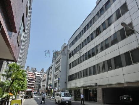 こち直進しますと溜池山王駅です。