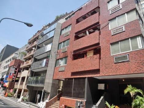 同規模の建物が並びます