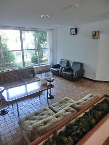 共有スペースにはソファーが備え付けてあります