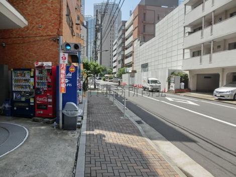 この先を行くと高層ビルが立ち並びます