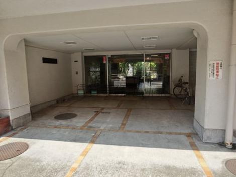 正面玄関はかなり広くなっております