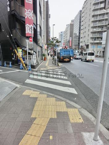 人の流れも多い歩道です