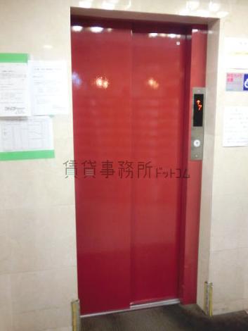 赤い扉のエレベーター