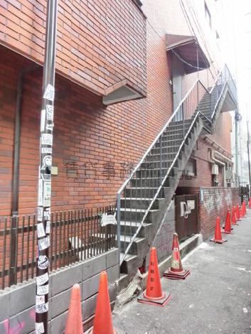 側面側に外階段があります