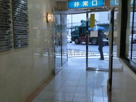 玄関内から外を見た光景です