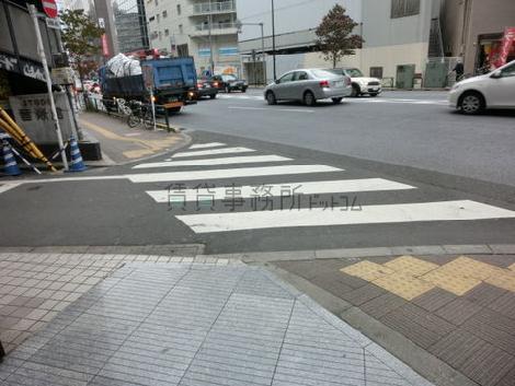 玄関出た前面の通りです