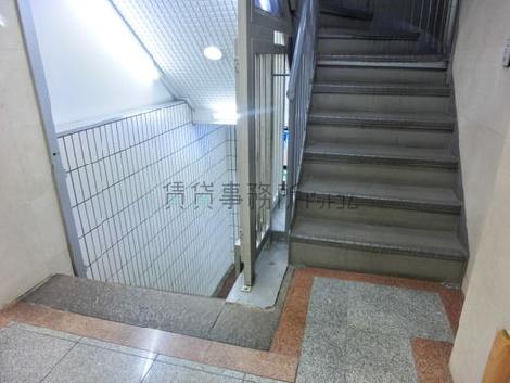 上下階への階段がエレベーター横にあります