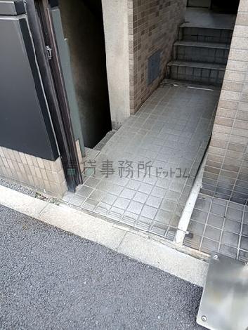 正面玄関前　段差
