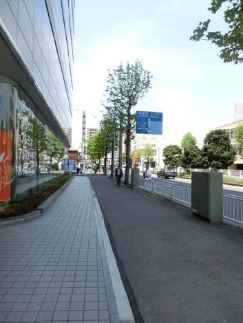 ゆったりとした前面歩道
