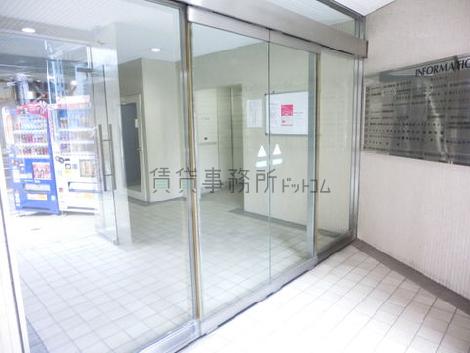 正面入口は二重のドアになっています