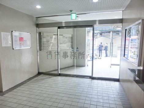 エントランスから入口を撮影