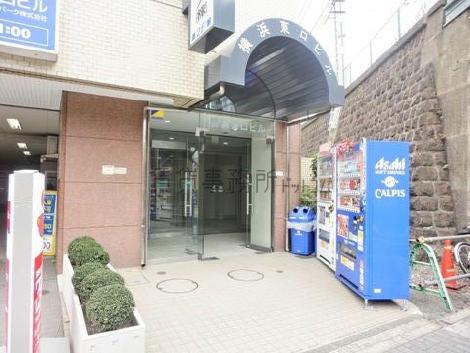脇には自動販売機が設置されています