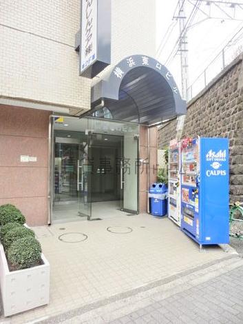 鉄道近くにエントランスがあります