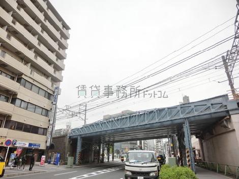 近くには鉄道が走っています