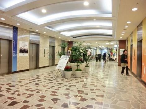 広い空間のエレベーターホール
