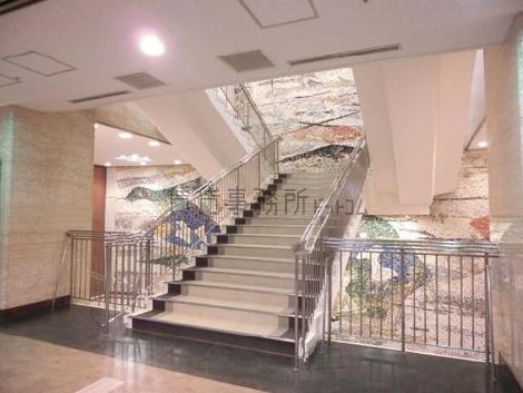開放的な空間の階段