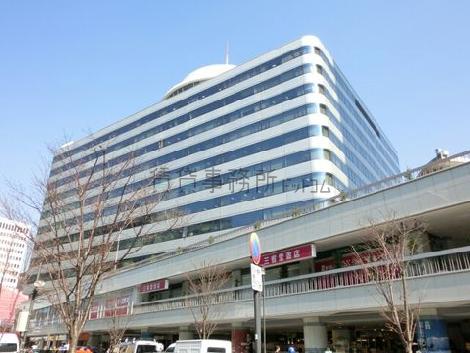 ぐるりと窓で囲まれた建物