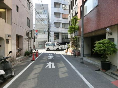 ビル前の通り
