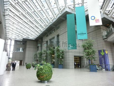 植栽のオブジェが配置されています