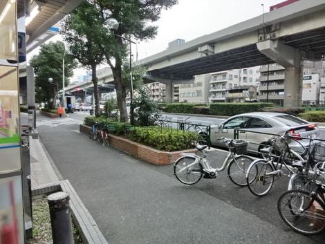 歩道が広く、快適にアクセスできますね。