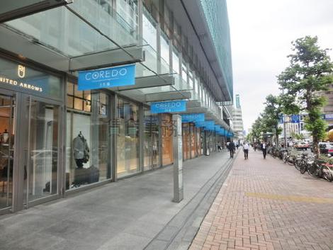 1階は店舗が建ち並びます