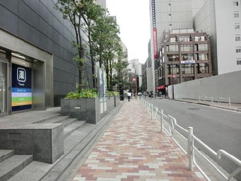 駐車場側の歩道