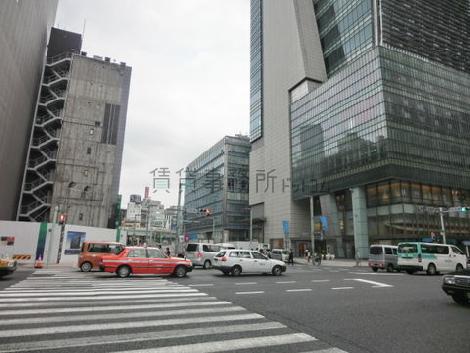 日本橋交差点に面す