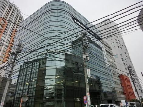 ガラス張りが綺麗な外観
