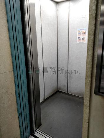 エレベーター内部