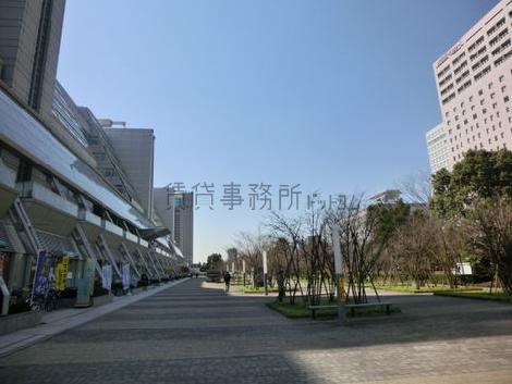 前面はかなり広い公園の様な雰囲気です