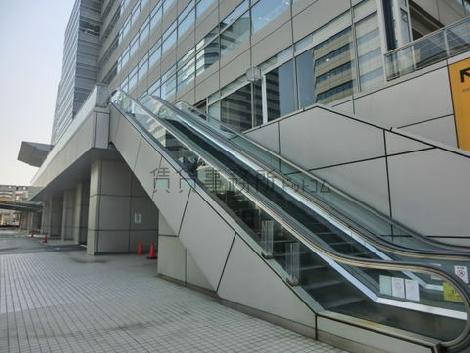 エスカレーターでエントランスまでお越し頂けます