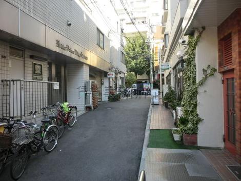 メインエントランスは側面にございます