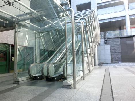 エスカレーターもガラス張りです