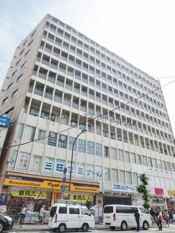 整然と配列された窓
