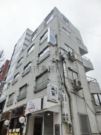 角地から見上げた外壁