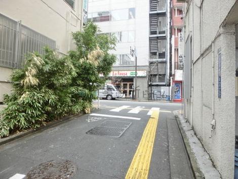 玄関前の通り