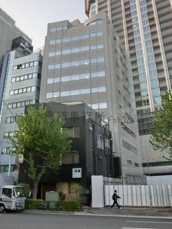横一面の窓が、とても印象的なデザインです