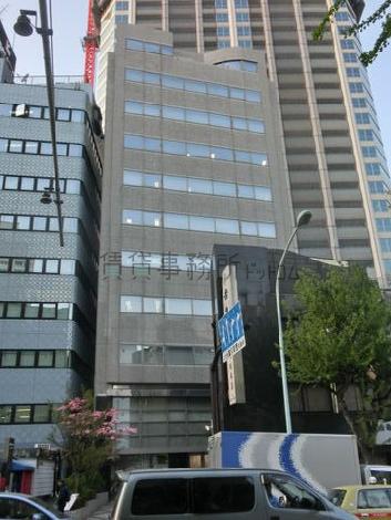 靖国通り沿いに建っています