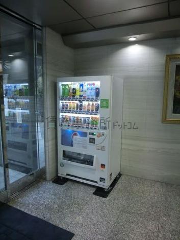 エントランスホール内に自動販売機があります