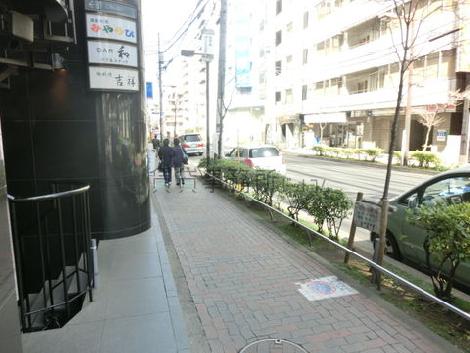 前面道路は比較的車通りが少なめです