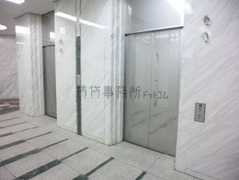 左右に展開される乗り場