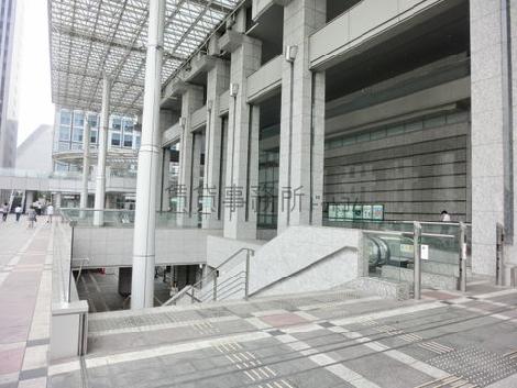 地下エリアへの連絡口